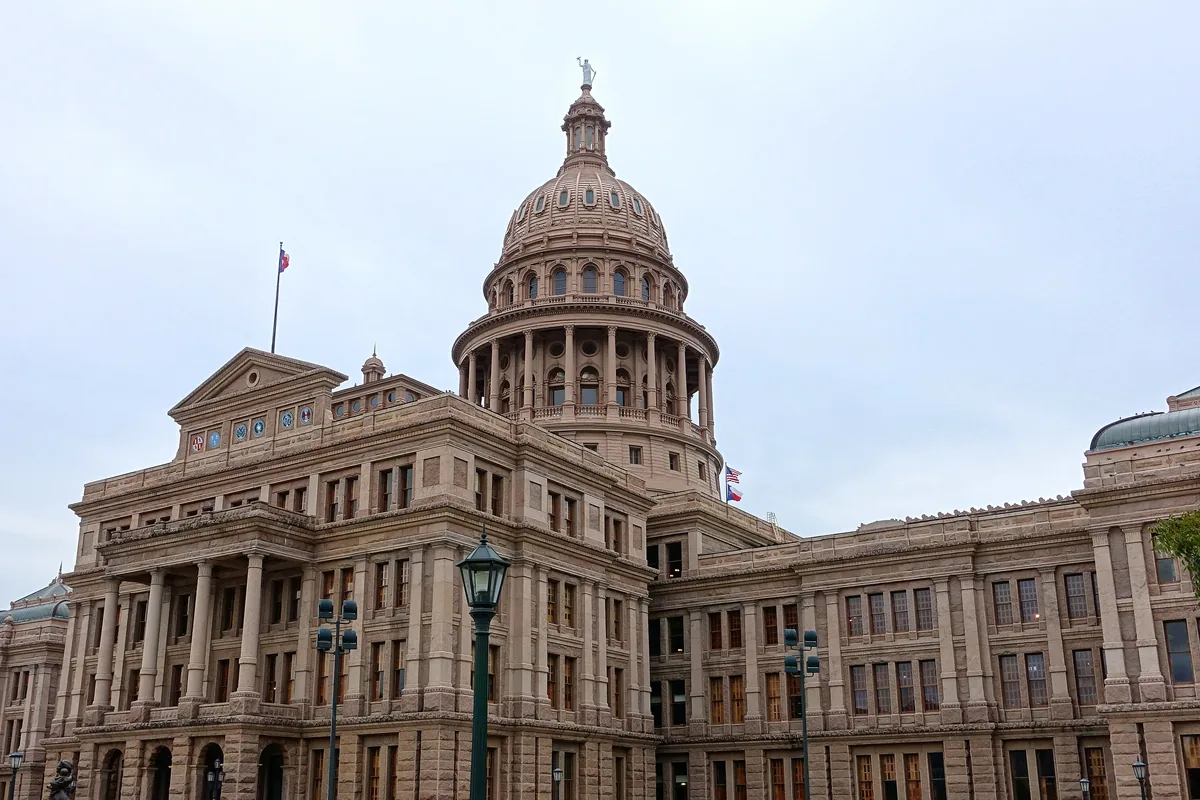 The Texas State Capitol in Austin, pink granite and a dome, a public domain photograph by Daderot