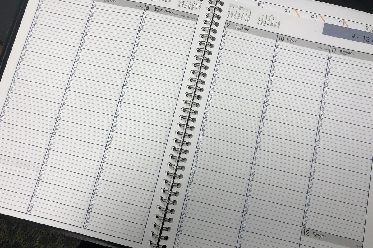 An open weekly planner with hourly lines from Monday through Sunday and no flowers on the page