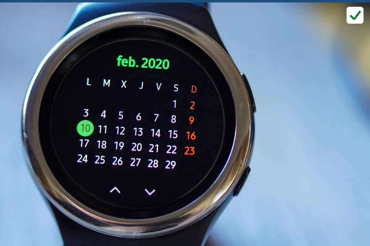 A watch face showing a month calendar