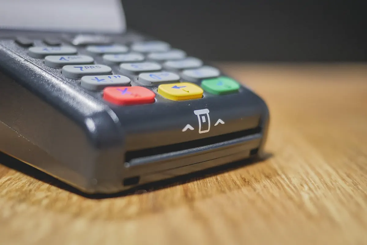 A counter terminal with a blank paper roll, no guest name.